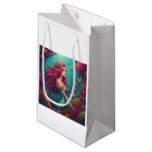 Mermaid Red Kleine Geschenktüte (Vorderseite Schrägansicht)