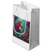 Mermaid Red Kleine Geschenktüte (Rückseite Schrägansicht)