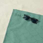 Mermaid Scales Aqua Aquamarin Green Mit Monogramm Strandtuch (Beispiel)