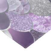 Mermaid Scales Birthday Party Tableclout Lila Tischdecke (Schrägansicht)