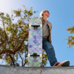 Mermaid Scales Girl Skateboard<br><div class="desc">Ein niedliches Skateboard für junge Mädchen mit einem Aquarellmädchen,  das in hübscher Blues und Purpur eine Meerjungfrau beherbergt.</div>