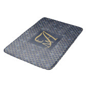 Mermaid Scales Monogram Navy Blue Gold Wohngestalt Badematte (Schrägansicht)