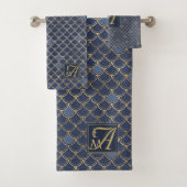 Mermaid Scales Monogram Navy Blue Gold Wohngestalt Badhandtuch Set (Insitu)