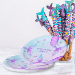 Mermaid-Schwanz Bright Mermaid Birthday Party Pappteller<br><div class="desc">Mermaid Birthday Party Teller mit magischen Meerjungfrau's Schwänzen und dekorative Typografie. Der Template-Wortlaut ist vollständig lesbar und liest derzeit "Happy Birthday [Name]". Dieses lichtdurchflutete Design besticht durch die Schwänze von Meerjungfrauen und die Blasen des Ozeans in lila Rosa- und Türkisblau. Leicht für jedes Alter und perfekt für Meerjungfrau Party, Pool-Party,...</div>