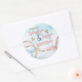 Mermaid Schwanzes Splashy und Sassy Birthday Runder Aufkleber (Umschlag)