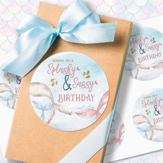 Mermaid Schwanzes Splashy und Sassy Birthday Runder Aufkleber