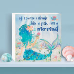 Mermaid Sea | Trinken Sie wie ein Cocktail am Stra Holzkisten Schild<br><div class="desc">Whimsikisches rustikales Holzschild mit Meeresmotiv,  das eine Meerjungfrau im Ozean mit einigen Fischfreunden,  die Sehenswürdigkeiten des Korallenriffs und ein tropisches Getränk mit einem "Natürlich trinke ich wie ein Fisch,  ich bin ein Meerjungfrau"-Bildnis in marineblauer Pinselstrichschrift zeigt. Ideal für Küsten-,  Strandhaus- und Bootsausflüge und Wassersport. Kunst von KL Stock</div>