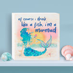 Mermaid Sea | Trinken wie ein Fischstrand Holzkisten Schild<br><div class="desc">Whimsikisches Holzkastenschild mit Meeresmotiv mit einer Meerjungfrau am Strand,  die den Sonnenuntergang genießt,  und einem tropischen Getränk mit einem "Natürlich trinke ich wie ein Fisch,  ich bin eine Meerjungfrau" Beschriftung in marineblauer Pinselstrichschrift. Ideal für Küsten-,  Strandhaus- und Bootsdekoration,  Wassersport-Themen und Bar Mauerkunst. Art by KL Stock</div>