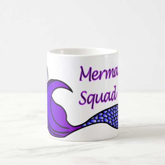 Mermaid-Squad mit lila Meerjungfrau-Schwanz auf ei Kaffeetasse (Mittel)