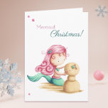 Mermaid Summer Beach Karte<br><div class="desc">Niedliche Weihnachtskarte für Meerjungfrau. Die Stimmung lautet "Weihnachten feiern!",  obwohl man sie auf Wunsch personalisieren kann. Das Bild stellt eine kleine Meerjungfrau mit rosa Haaren und grünem Schwanz dar,  die einen "Schneemann" mit Sand,  einen Sandmann,  macht. Illustriert und entworfen von Patricia Alvarez.</div>