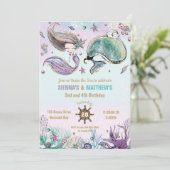 Mermaid und Whale Pirate Twins Joint Birthday Pool Einladung (Stehend Vorderseite)