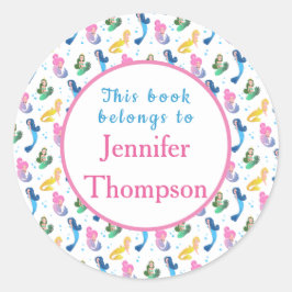 Mermaids Buch gehört zu Individuelle Name-Nachrich Runder Aufkleber
