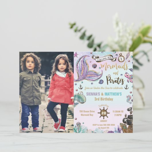 Mermaids und Piraten Twins Birthday Ocean Foto Einladung (Stehend Vorderseite)