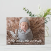 Merrier Script Holiday Birth Announcement Card Ankündigung (Stehend Vorderseite)