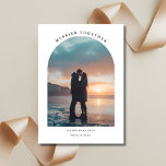 Merrier Together Christmas Beach Arch Foto Feiertagskarte<br><div class="desc">Feiern Sie Merrier Gemeinsam in dieser Saison mit einer Weihnachts Beach Bogen Foto-Urlaubskarte,  die einen tropischen Sonnenuntergang oder Schwarz-Weiß-Thema einfangen. Diese einfache Weihnachtskarte,  die sich perfekt für Neuvermählte und verheiratete Paare im ersten Jahr eignet,  verbindet Typografie mit elegantem Bogendesign und sorgt für einen angenehmen Aufenthalt.</div>
