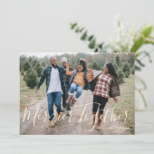 Merrier Together Trendy Simple Holiday Foto Einladung (Stehend Vorderseite)
