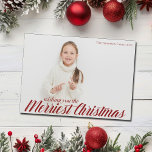 Merriest Christmas Chic Script Foto Magnet Card<br><div class="desc">Herzlichen Glückwunsch an die schönste Weihnachts-Magnetkarte. Chic Rote Kalligraphie über Ihr volles Familienfoto auf einfachen Foto Magnetkarten. Schöne minimalistische,  aber festliche Magnete.</div>