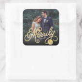 Merrily After Gold Curly Script Foto Wedding Quadratischer Aufkleber (Tasche)