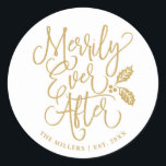 Merrily immer nach Hochzeit | Gold Classic Runder Aufkleber<br><div class="desc">Feierliche Schrift Typografie,  die "Merrily Ever After" und unsere von Hand gezeichnet Heilige sagt. Ideal für das frisch verheiratete Paar,  um die Umschläge für seine Urlaubskarten,  nur verheiratete Ankündigungen,  Gefälligkeitstaschen,  etc. zu Siegel.</div>