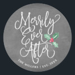 Merrily immer nach Hochzeit | Grau Runder Aufkleber<br><div class="desc">Festliches weißes Skript auf Chalkboard-Hintergrund,  das "Merrily Ever After" und unsere handgemalte Aquarell heilig sagt. Ideal für das frisch verheiratete Paar,  um die Umschläge für seine Urlaubskarten,  nur verheiratete Ankündigungen,  Gefälligkeitstaschen,  etc. zu Siegel. Besuchen Sie den Shop,  um die Erholung der Sammlung zu sehen.</div>