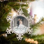 Merrily immer nach | Hochzeitsstift Foto Schneeflocken Zinn-Ornament<br><div class="desc">Elegantes Urlaubssornament für Neuvermählte bietet ein beliebtes Hochzeitsfest-Foto mit "Merrily Ever After",  überlagert in der schicken Kalligraphie-Schrift. Personalisieren Sie mit dem Jahr am Ende.</div>