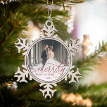 Merrily immer nach | Hochzeitsstift Foto Schneeflocken Zinn-Ornament<br><div class="desc">Elegantes Urlaubssornament für Neuvermählte bietet ein beliebtes Hochzeitsfest-Foto mit "Merrily Ever After",  überlagert in der schicken Kalligraphie-Schrift. Personalisieren Sie mit dem Jahr am Ende.</div>