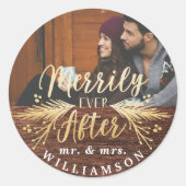 Merrily je nach rustikalem Mr. & Mrs. Runder Aufkleber (Vorderseite)