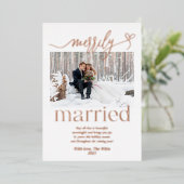 Merrily Married Newlywed Christmas Folien Feiertagskarte (Stehend vorne)