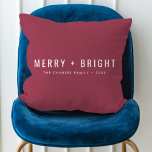 Merry and Bright Berry Vintage Rose Christmas Kissen<br><div class="desc">Ein stilvolles,  modernes Kissen mit einem fetten Typografie Zitat "Merry   Bright" in Weiß mit einer Rose Himbeere dusky Beerry rosa Farbe. Der Gruß und der Name können leicht für eine persönliche Touch angepasst werden. Ein trendiges,  minimalistisches und zeitgenössisches Weihnachtsdesign,  das sich in dieser Urlaubssaison auszeichnet! #aufen #merryandbright</div>