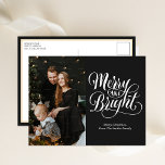 Merry and Bright Black Calligraphy Modernes Foto Feiertagspostkarte<br><div class="desc">Fröhliche und helle schwarze Kalligraphie Moderne Foto Holiday Postcard. Mit dieser festlichen und modernen Urlaubskarte senden Sie Ihren Lieben eine Urlaubskarte. Alle Texte sind so vorbereitet,  dass Sie sie einfach und schnell mit Ihren eigenen Details personalisieren können. Gute Ferien!</div>