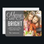 Merry and Bright Chalkboard Holiday Foto Card Feiertagskarte<br><div class="desc">Diese Holiday Foto-Karte enthält die Worte Merry und Bright in einem farbenfrohen,  fett roten und grünen Text,  mit zwei Textbereichen können Sie anpassen und ein großes Foto öffnen. Die Rückseite der Karte ist ein schönes Schneeflockenmuster. Ideal für Ihren Urlaub saisonale Karten. Design von Kunst von Jess.</div>