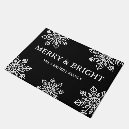 Merry And Bright Family Name Black White Snowflake Fußmatte (Schrägansicht)