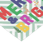 Merry and Bright Pine Tree Rentier Snowman Mittelgroßer Tischläufer (Ecke)