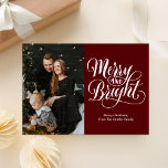 Merry and Bright Red Calligraphy Modernes Foto Feiertagskarte<br><div class="desc">Merry and Bright Red Calligraphy Modern Foto Holiday Card. Senden Sie Ihren personalisierten und individuell gestaltbaren Urlaub an Freunde,  Kollegen und Familie in schlichten,  eleganten und modernen Foto Design festliche,  natürliche minimalistische Stilkarten! Unter der Kalligrafie finden Sie Ihre persönliche Grußbotschaft in der modernen Typografie.</div>
