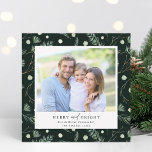 Merry and Bright Winter Greenerity Foto Square Feiertagskarte<br><div class="desc">Moderne und einfache Weihnachten | Holiday Foto Karte auf einem grünen und weißen Wintergarten Hintergrund. Für eine erweiterte Anpassung dieses Designs klicken Sie bitte auf die SCHALTFLÄCHE BLUE DESIGN TOOL,  um Schriftart,  Größe und Farbe zu ändern.</div>