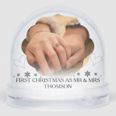 Merry and Engaged Couple Photo Holly Script Schneekugeln (Rückseite)