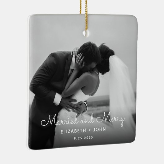 Merry and Married Calligraphy Newlyweds Modern Keramikornament (Rechts)