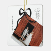 Merry and Married Script Photo Christmas Bow Keramikornament (Links)