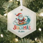 Merry Beachmas Santa Surfing Retro Design Ornament Aus Glas<br><div class="desc">Fröhliche Beachmas,  Santa Surfin',  farbenfrohe Retrotypografie,  Weihnachten im Juli Design.</div>