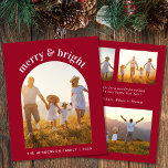 Merry Bright Arch Foto Red Christmas Card<br><div class="desc">Die preisgünstige rote Ferienkarte mit dem Foto in einem gewölbten Rahmen und "fröhlich & hell" oben in der beliebten modernen weißen Typografie geschrieben. Personalisieren Sie Ihre Namen und das Jahr in einfacher weißer Typografie. Auf der Rückseite,  fügen Sie 3 zusätzliche Fotos und einen personalisierten Gruß.</div>