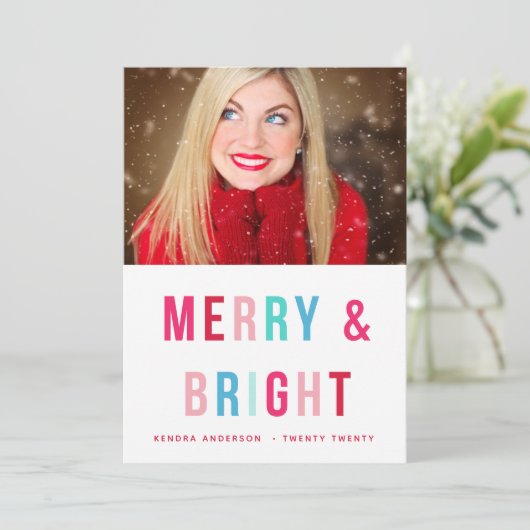 Merry & Bright Bold Letters Holiday Foto Card Einladung (Stehend Vorderseite)