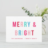 Merry & Bright Bold Letters Urlaubskarte Einladung (Stehend Vorderseite)