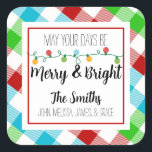 Merry & Bright Christmas Light Family - Geschenkma Quadratischer Aufkleber<br><div class="desc">Dieses festliche Geschenketikett ist mit einer karierten,  roten,  grünen und blauen Grenze mit farbenfrohen Weihnachtsbeleuchtung versehen. "Mögen Ihre Tage fröhlich und hell sein" und ist mit einem Gruß/Namen personalisiert.</div>