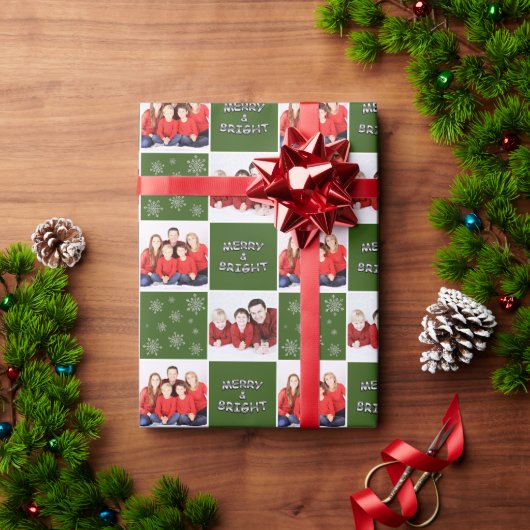 Merry & Bright Christmas Snowflake Foto Green Geschenkpapier (Feiertagsgeschenk)