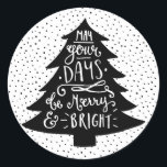 Merry & Bright Christmas Tree | Festtagsaufkleber Runder Aufkleber<br><div class="desc">Moderner Urlaubsticker mit moderner Kalligraphie und Christbaumillustrierung. Andere Farben und passende Artikel wie Fotokarten und Etiketten sind erhältlich. "Mögen deine Tage fröhlich und hell sein."</div>