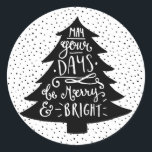 Merry & Bright Christmas Tree | Festtagsaufkleber Runder Aufkleber<br><div class="desc">Moderner Urlaubsticker mit moderner Kalligraphie und Christbaumillustrierung. Andere Farben und passende Artikel wie Fotokarten und Etiketten sind erhältlich. "Mögen deine Tage fröhlich und hell sein."</div>