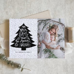 Merry & Bright Christmas Tree | Fotokarte für den  Feiertagskarte<br><div class="desc">Moderne Urlaubskarte mit moderner Kalligraphie und Weihnachtsbaumillustrierung. Andere Farben und passende Artikel wie Fotokarten und Etiketten sind erhältlich. "Mögen deine Tage fröhlich und hell sein."</div>