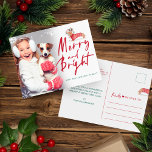 Merry & Bright | Dackel Weihnachts-Foto Postkarte<br><div class="desc">Feiern Sie die magische und festliche Urlaubssaison mit unserem Foto Postcard. Unser festliches Urlaubsszenario zeigt unsere handgezeichnete Dackel mit einem festlich roten, gemütlichen Strickpullover. Der Hund der Dackel trägt Geweihe mit einer Reihe Weihnachtsleuchten, die um den Hund und im Monat des Hundes umwickelt sind. "Merry & Bright" wird in einem...</div>