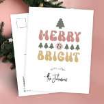 Merry & Bright farbenfrohe Retro Kein Foto Weihnac Feiertagspostkarte<br><div class="desc">Fügen Sie Ihren Weihnachtskarten eine Touch Vintager Nostalgie hinzu mit diesem farbenfrohen Merry & Bright Holiday Postkartendesign. Mit Retro-Schriftart in festlichen Rot-, Grün- und Rosatönen, die "Merry & Bright" lesen, mit einem Platz für Ihre individuelle Nachricht auf der Rückseite. Dieses moderne Design der Grußkarten der Saison ist perfekt, um Groovy...</div>