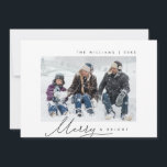 Merry & Bright, Foto der Familie, moderne Schrift Feiertagskarte<br><div class="desc">Merry & Bright. Feiern Sie die Weihnachtszeit mit dieser Familienkarte (gedruckt und/oder herunterladbar),  in modernem minimalistischem Drehbuch themed. Es ist vollständig anpassbar und personalisiert mit Ihren eigenen Grußbotschaften. Es ist einfach,  einfach,  aber modern minimalistisch und festlich. Dies ist die perfekte Grußkarte für Ihre Urlaubswünsche.</div>